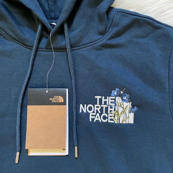 The North Face Women’s Embroidered Himalayan Bottle Source Pullover Hoodie - Picture 3 of 7